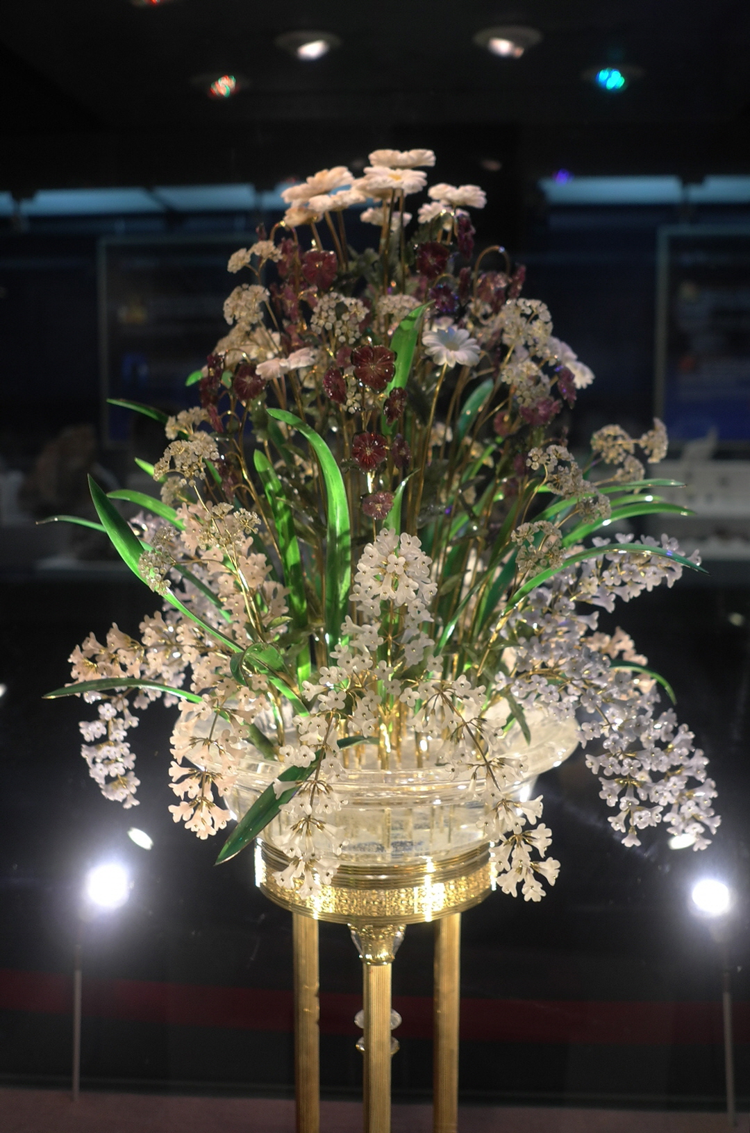 익산보석박물관 내 상설전시장에는 다채로운 보석관련 장식품들이 전시되어 있다