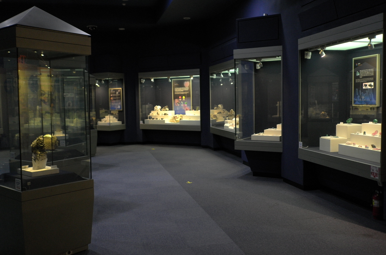 박물관 내에는 세계 진귀한 보석들을 다양하게 구비 전시 해설하고 있다