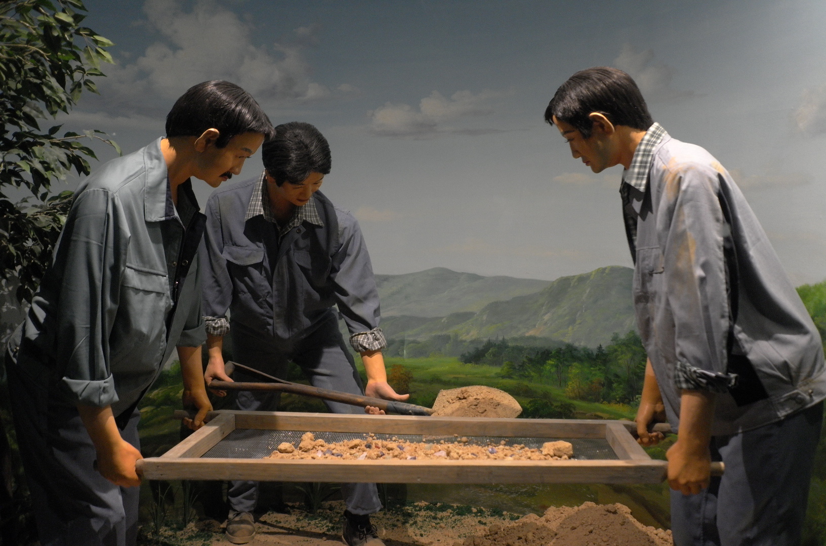 보석의 채굴, 선별, 제련, 가공에 이르는 전 과정을 디오라마 형태로 전시하고 있다.