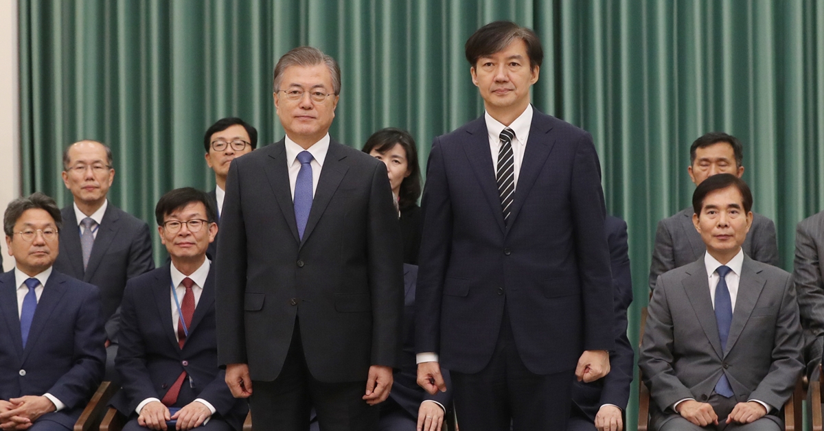 문재인(앞줄 왼쪽) 대통령이 9일 오후 청와대에서 조국(오른쪽) 법무부 장관에게 임명장을 수여하고 기념사진을 찍고 있다. 2019.9.9 연합뉴스