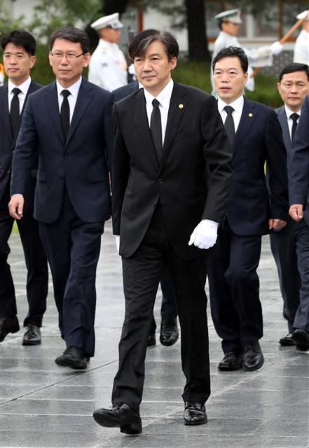 키높이 구두? - 조국 신임 법무부 장관이 10일 오전 서울 동작동 국립서울현충원을 찾아 참배를 위해 현충탑으로 향하고 있다. 보수 유튜버로 활동하는 강용석 변호사는 이날 조 장관이 일반 신사화보다 “최소 7cm 높은 굽의 키높이 구두를 신었다”고 주장하며 키 논란을 제기했다.   2019.9.10 뉴스1