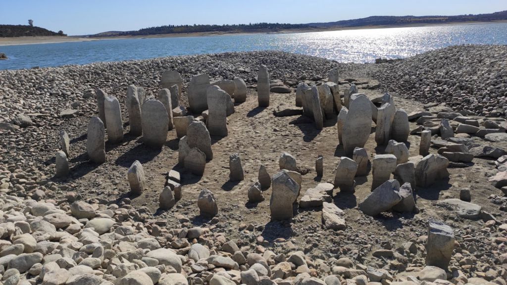 가뭄으로 50년만에 모습을 드러낸 7000년 전 스페인 유적지 ‘‘과달페랄의 고인돌’