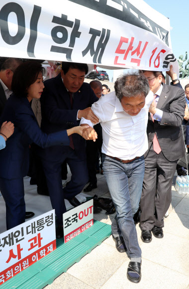 이학재 의원, 병원으로 - 국회 본청 앞에서 ‘조국 임명’ 에 반발해 단식 농성 중인 자유한국당 이학재 의원이 30일 오후 건강 진단을 위해 병원으로 이송되고 있다. 2019.9.30 연합뉴스