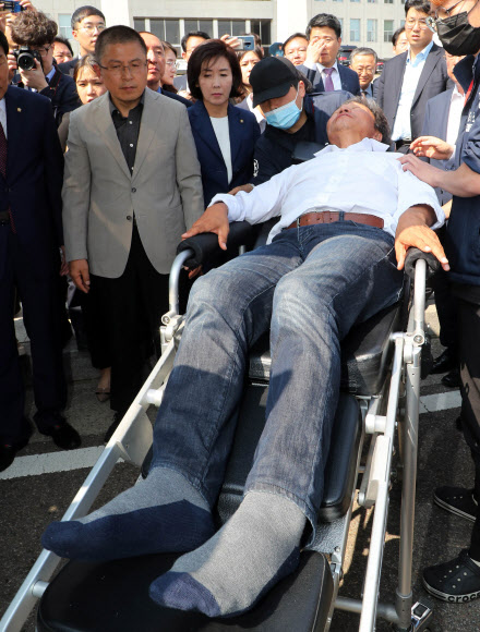 병원으로 이송되는 이학재 의원 - 국회 본청 앞에서 ‘조국 임명’ 에 반발해 단식 농성 중인 자유한국당 이학재 의원이 30일 오후 건강 진단을 위해 병원으로 이송되고 있다. 2019.9.30 연합뉴스