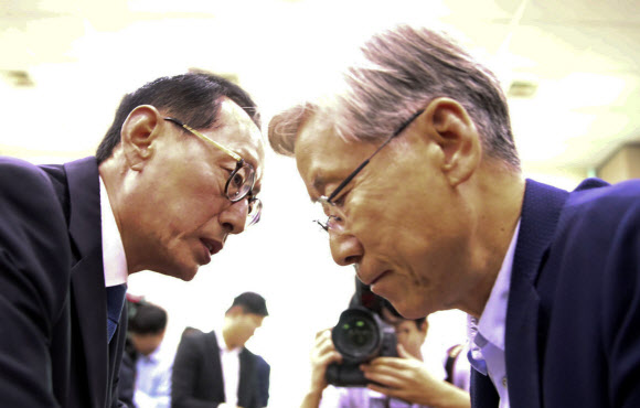 무슨 이야기? - 사진은 지난달 25일 오후 국회에서 열린 법제사법위원회 전체회의에서 여상규(오른쪽) 위원장과 자유한국당 김도읍 의원이 이야기하고 있는 모습. 2019.9.25 연합뉴스