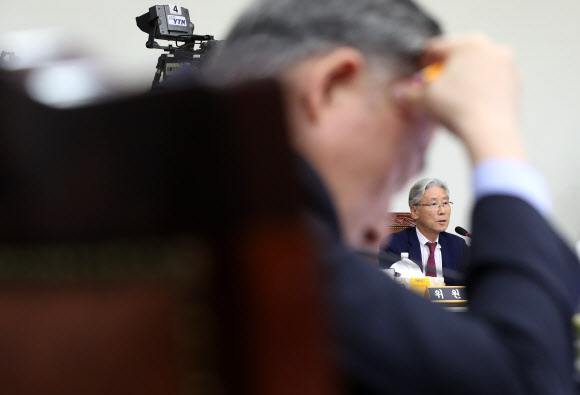 패스트트랙 수사 관련 질의하는 여상규 법사위원장 - 여상규 국회 법제사법위원장이 7일 오후 서울 서초동 서울고등검찰청에서 열린 국회 법제사법위원회의 서울고검, 서울중앙지검 등에 대한 국정감사에서 패스트트랙 수사와 관련해 송삼현 남부지검장에게 질의하고 있다. 더불어민주당 표창원 의원이 머리에 손을 댄 채 심각한 표정으로 질의를 듣고 있다. 2019.10.7 연합뉴스