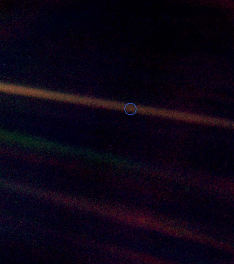 ‘창백한 푸른 점’(Pale Blue Dot). 61억㎞ 거리에서 촬영한 지구의 사진. 태양 반사광 속에 있는 파랑색 동그라미 속 희미한 점이 지구이다.(사진=퍼블릭도메인)