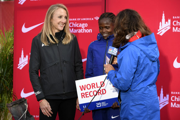 브리지드 코스게이(가운데)가 13일(현지시간) 미국 시카고 마라톤을 2시간 14분 04초에 완주해 우승한 뒤 16년 묵은 자신의 세계기록이 경신되는 순간을 경신하는 순간을 지켜본 폴라 래드클리프와 나란히 인터뷰에 임하고 있다.시카고 AP 연합뉴스
