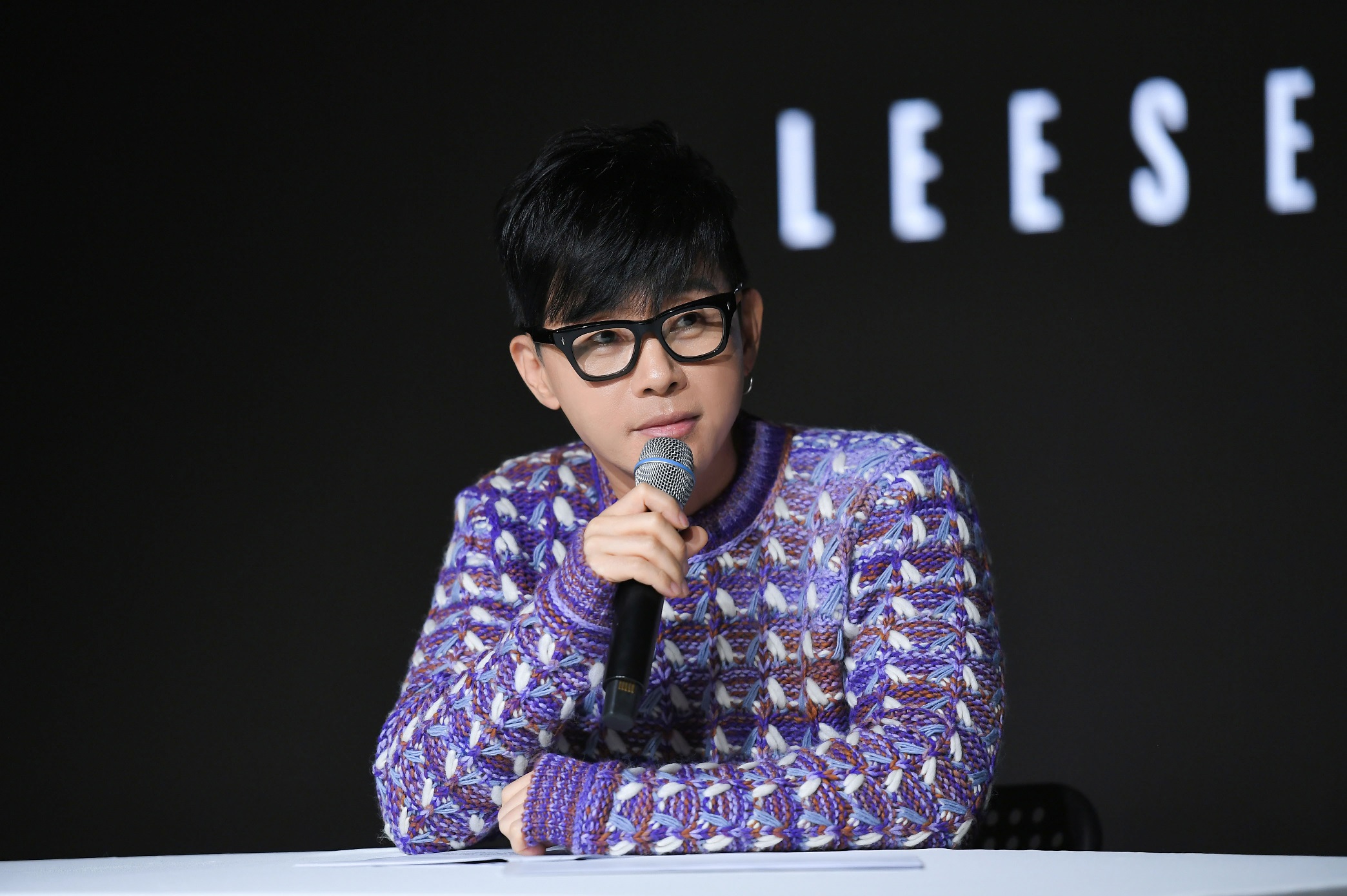 이승환이 14일 서울 서교동 구름아래소극장에서 연 정규 12집 발매 음감회에서 새 앨범 작업기를 설명하고 있다. 드림팩토리클럽 제공