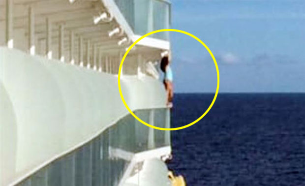 대형 크루즈 난간에 위태롭게 매달려 셀카를 찍던 승객에게 선사 측이 평생 탑승 금지 조처를 내렸다./사진=피터 블로식
