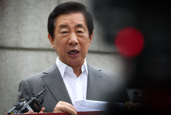 자유한국당 김성태 의원이 23일 오전 서울 양천구 서울남부지검 앞에서 KT에 딸을 부정 채용시킨 혐의로 자신을 수사한 검찰 관계자들을 규탄하는 1인 시위를 벌이고 있다. 2019.7.23 연합뉴스