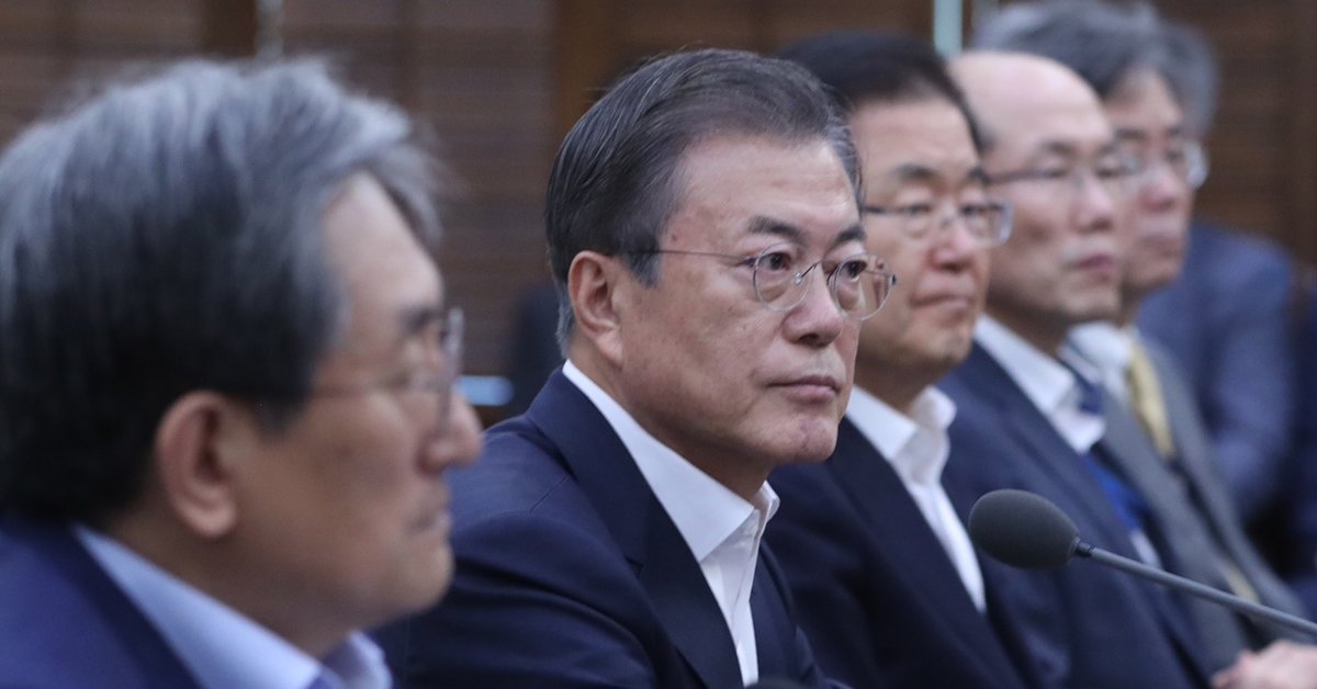 사진은 문재인(왼쪽에서 두 번째) 대통령이 지난달 14일 오후 청와대에서 수석·보좌관 회의를 주재하고 있는 모습. 2019.10.14 연합뉴스