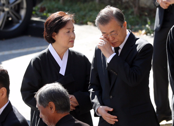 문재인 대통령이 31일 오전 부산 남천성당에서 모친 고 강한옥 여사의 운구행렬 중 눈물을 닦고 있다. 왼쪽은 김정숙 여사. 2019.10.31 도준석 기자 pado@seoul.co.kr