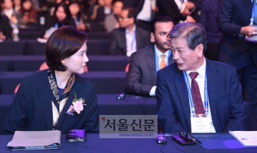 유은혜(왼쪽) 사회부총리 겸 교육부 장관과 김진경 국가교육회의 의장이 23일 경기 고양시 킨텍스에서 열린 ‘한·OECD 국제교육 콘퍼런스’에 참석해 대화를 나누고 있다. 전날 문재인 대통령은 국회 시정연설에서 대입 정시 확대를 언급해 교육계에 파문을 일으켰다.정연호 기자 tpgod@seoul.co.kr