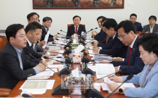 11일 오전 국회 예산결산특별위원회 소회의실에서 김재원 예결위원장과 전해철 더불어민주당 간사, 이종배 자유한국당 간사, 지상욱 바른미래당 간사 등이 예산소위 첫 회의를 진행하고 있다. 2019. 11.11 김명국 선임기자 daunso@seoul.co.kr