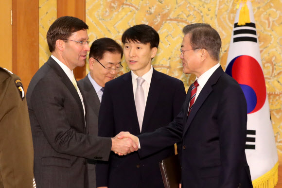 문 대통령, 미 국방장관과 악수 - 문재인 대통령이 15일 청와대에서 마크 에스퍼 미국 국방장관과 면담 전 악수하고 있다. 2019.11.15 연합뉴스