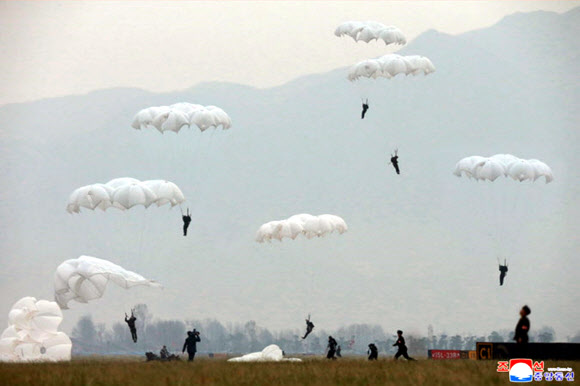 북한 김정은 국무위원장이 조선인민군 항공 및 반항공군 저격병 구분대들의 강하훈련을 지도했다고 조선중앙통신이 18일 보도했다. 2019.11.18 연합뉴스