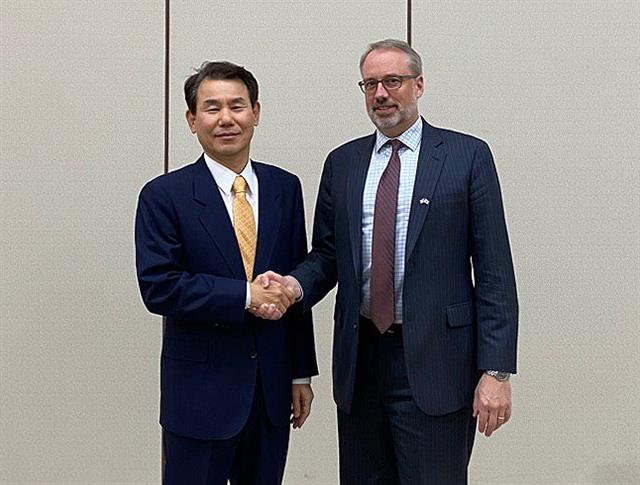 ‘한미 방위비 분담금 3차 회의에 앞서’ - 정은보(왼쪽) 방위비분담협상대사와 제임스 드하트 미국 국무부 선임보좌관이 지난 18일 서울 동대문구 청량리동 한국국방연구원에서 열린 제11차 한미 방위비 분담 특별협정(SMA) 제3차 회의에서 악수하고 있다. 2019.11.19 외교부 제공 뉴스1