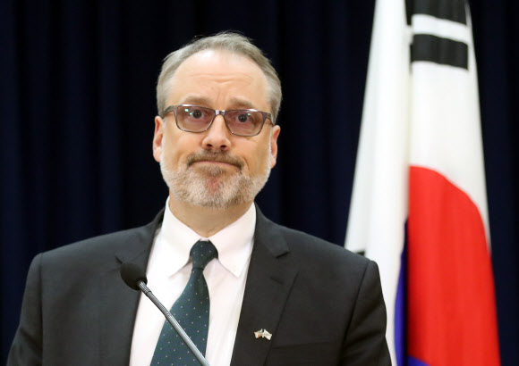 드하트 수석대표, 방위비협상결과 브리핑 - 한미방위비 분담금 3차 회의에 미국 측 수석대표로 참석한 제임스 드하트 국무부 선임보좌관이 19일 서울 용산구 남영동 미국대사관 공보과에서 협상 결과를 브리핑하고 있다. 2019.11.19 연합뉴스