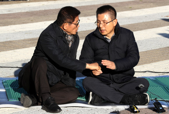 황교안 대표, ‘단식 투쟁 시작’ - 자유한국당 황교안 대표가 20일 오후 청와대 앞에서 국정 대전환을 촉구하는 단식 투쟁을 시작하고 김문수 전 지사와 대화하고 있다. 2019.11.20 연합뉴스