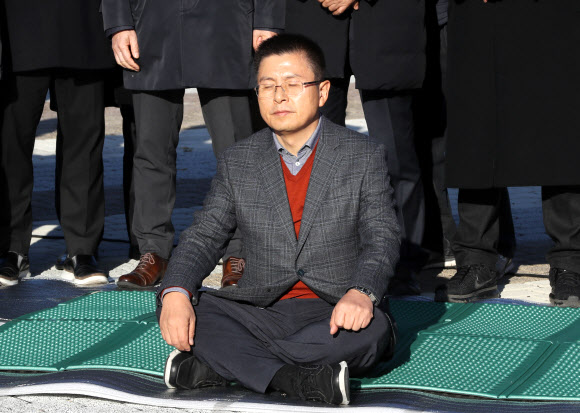 황교안 대표, ‘단식 시작’ - 자유한국당 황교안 대표가 20일 오후 청와대 앞에서 국정 대전환을 촉구하는 단식 투쟁을 시작하고 있다. 2019.11.20 연합뉴스