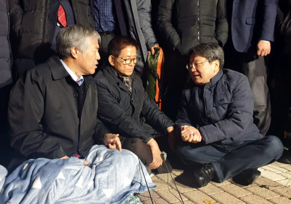 얘기 나누는 강기정 정무수석과 전광훈 목사, 김문수 전 경기지사 - 강기정 청와대 정무수석(오른쪽)이 20일 오후 청와대 앞에서 국정 대전환을 촉구하며 무기한 단식 투쟁에 돌입한 자유한국당 황교안 대표를 만난 뒤 함께 있던 전광훈 목사(왼쪽), 김문수 전 경기지사와 얘기를 나누고 있다. 2019.11.20 연합뉴스