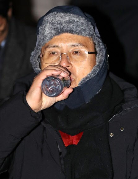 - 국정 대전환을 촉구하는 단식투쟁을 시작한 황교안 자유한국당 대표가 20일 오후 청와대 앞에서 담요를 덮고 자리를 지키며 잠시 목을 축이고 있다. 2019.11.20 연합뉴스