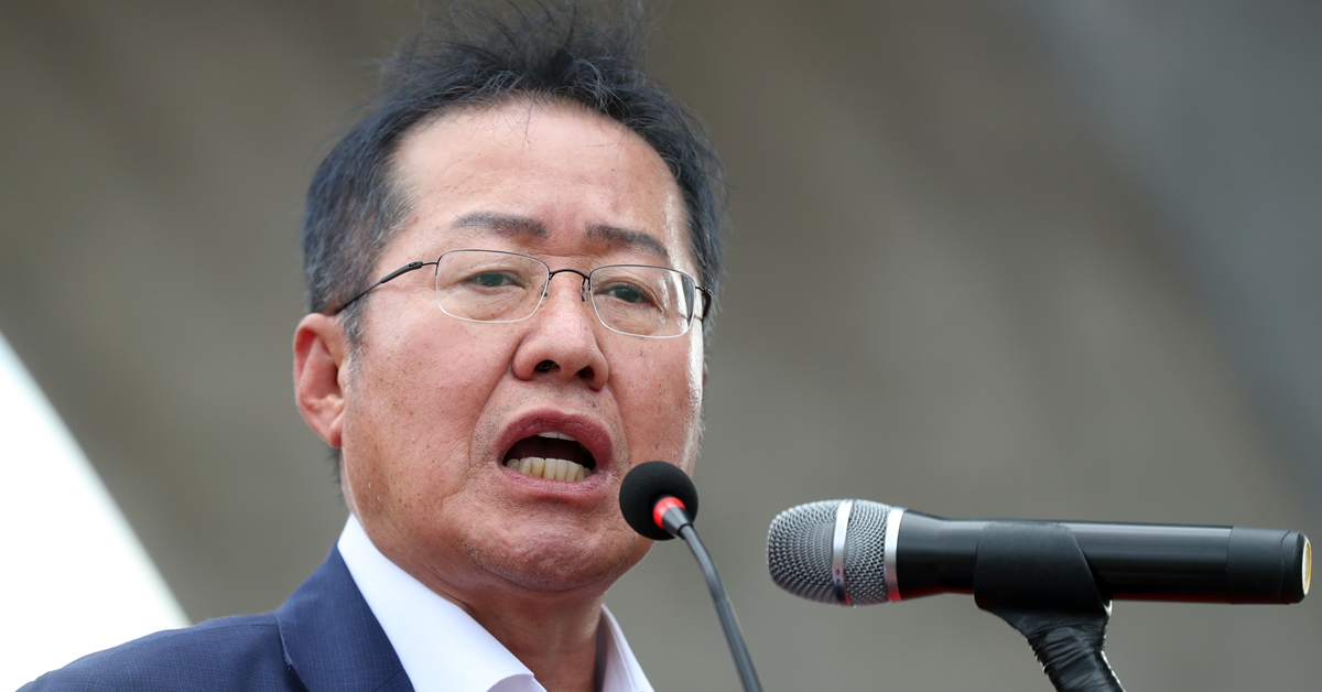 - 사진은 홍준표 전 자유한국당 대표가 지난 14일 오후 경남 창녕군 창녕함안보 길곡 주차장에서 열린 ‘창녕함안보, 합천창녕보 해체저지 범국민투쟁대회’에 참석해 발언하고 있는 모습. 2019.8.14 연합뉴스