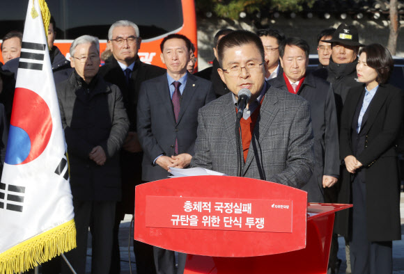 황교안 대표, 대국민호소문 발표 - 자유한국당 황교안 대표가 20일 오후 청와대 앞에서 대국민 호소문을 발표하고 있다. 2019.11.20 연합뉴스