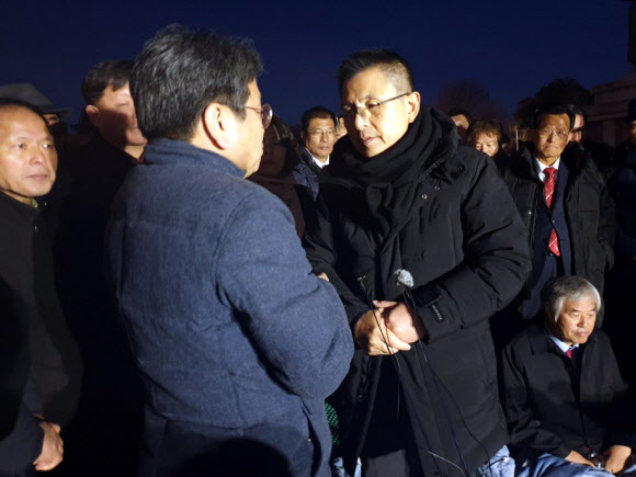 단식 투쟁 중인 황교안 대표, 강기정 정무수석과 얘기 - 무기한 단식투쟁에 돌입한 자유한국당 황교안 대표가 20일 오후 청와대 앞에서 강기정 정무수석을 만나 얘기를 나누고 있다. 2019.11.20 연합뉴스