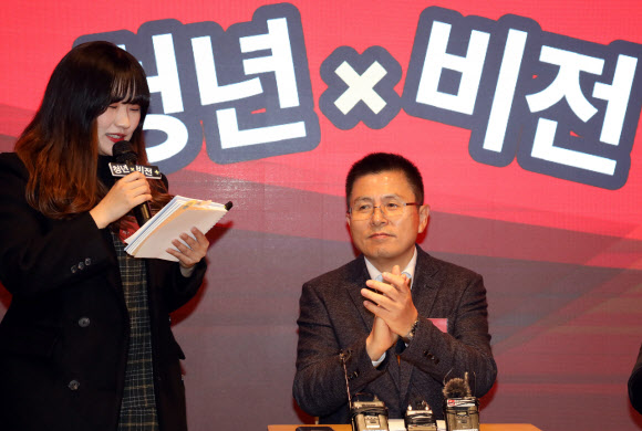 청년 정책 질문 듣는 황교안 대표 - 자유한국당 황교안 대표가 19일 서울 마포구 꿀템 카페에서 열린 ‘자유한국당 청년 정책 비전 발표회’에서 한 참석자의 질문을 듣고 있다. 2019.11.19 연합뉴스