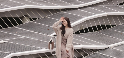 안양예술공원을 방문한 태국 한 영향력가가 APAP 작품 ‘나무 위의 선으로 된 집’을 배경으로 기념사진을 촬영하고 있다.