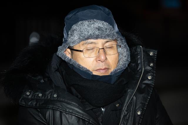 - 국정 대전환을 촉구하며 단식농성에 돌입한 황교안 자유한국당 대표가 20일 청와대 분수대 앞에서 담요를 덮고 눈을 감고 있다. 2019.11.20뉴스1