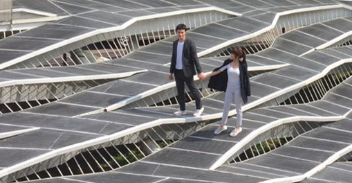 ▲ 태국의 유명연예인 예비부부인 펙과 낫이 지난 8월 안양예술공원에 설치한 공공예술작품‘나무 위의 선으로 된 집을 배경으로 결혼화보 촬영을 하고 있다. 안양시 제공.