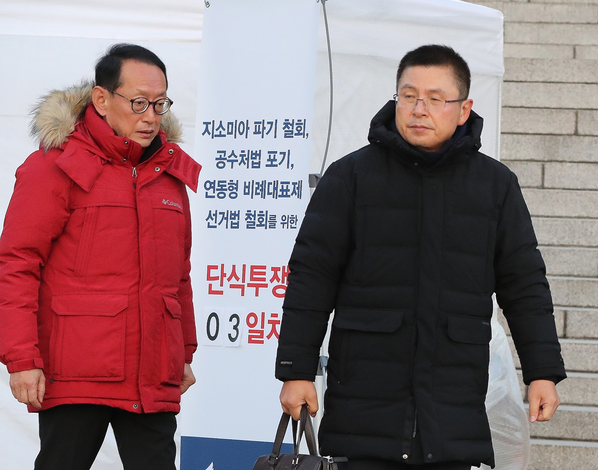 황교안(오른쪽) 자유한국당 대표가 22일 오전 서울 종로구 청와대 분수대 광장으로 향하기 위해 영등포구 국회 앞 천막 단식 농성장을 나서고 있다. 왼쪽은 비서실장을 맡고 있는 김도읍 의원. 2019.11.22 연합뉴스