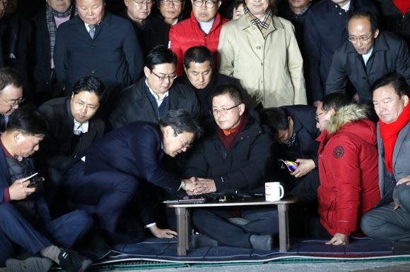 강기정 청와대 정무수석(왼쪽)이 22일 오후 청와대 앞 분수대 광장에서 단식 중인 자유한국당 황교안 대표를 찾아 지소미아 효력정지 연기 관련 설명을 마친 후 악수하고 있다. 2019.11.22 연합뉴스