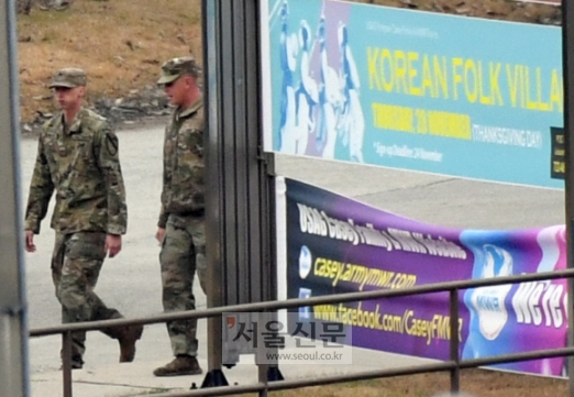 - 한미 방위비분담특별협정(SMA) 협상에서 주한미군 감축 논란이 떠오른 가운데 21일 경기도 동두천시의 한 미군부대 안을 미군 장병들이 걸어가고 있다.박지환 기자 popocar@seoul.co.kr