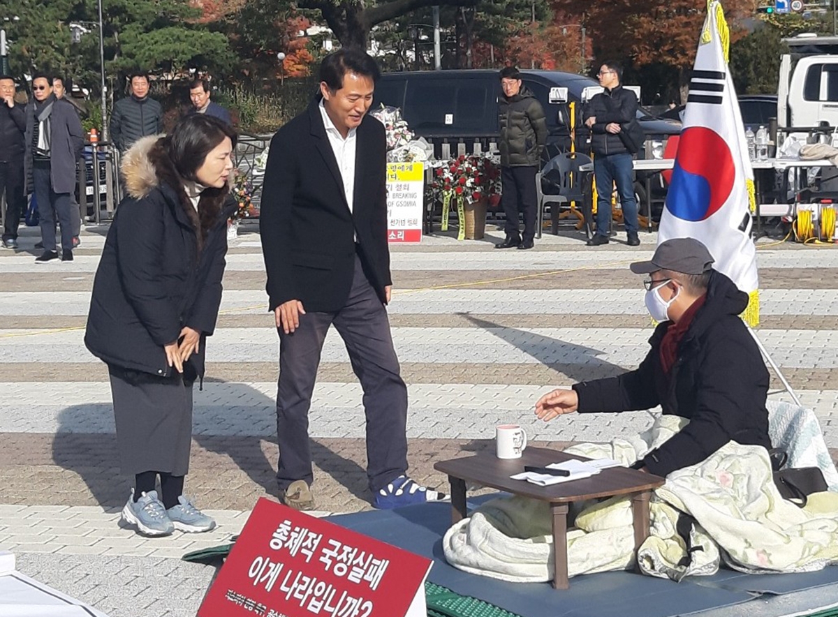 오세훈(왼쪽 두 번째) 전 서울시장이 23일 서울 종로구 청와대 앞 분수대 광장에서 단식 농성을 하고 있는 황교안(오른쪽 첫 번째) 자유한국당 대표를 만나러 왔다. 2019.11.23 연합뉴스