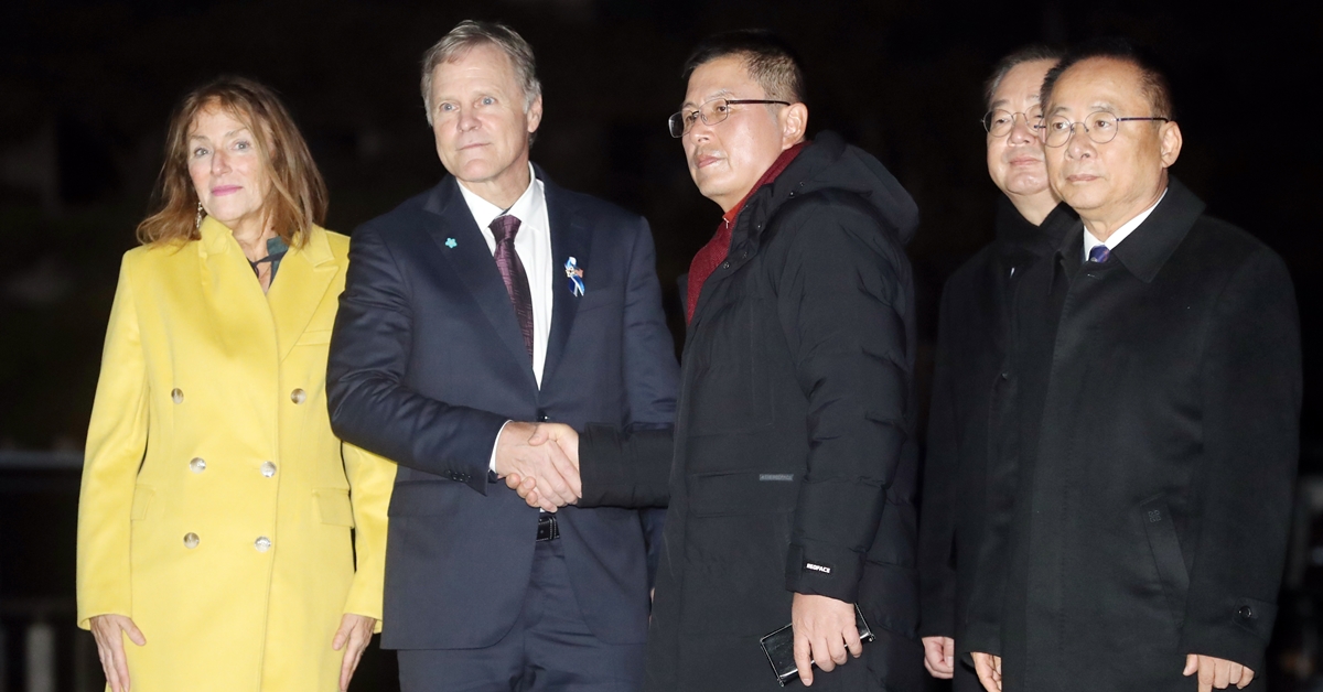 북한에 억류됐다가 혼수상태로 송환된 뒤 숨진 미국인 오토 웜비어의 부모(왼쪽 첫 번째와 두 번째)가 22일 오후 서울 종로구 청와대 앞 분수대 광장에서 단식을 하고 있는 황교안(가운데) 자유한국당 대표를 만나 인사하고 있다. 2019.11.22 연합뉴스