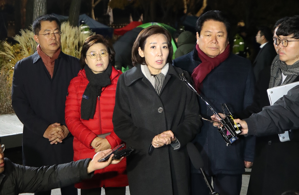 나경원(가운데) 자유한국당 원내대표가 23일 오전 서울 종로구 청와대 앞 분수대 광장에서 단식투쟁을 하는 황교안 자유한국당 대표와 대화한 뒤 기자들의 질문에 답하고 있다. 2019.11.23 연합뉴스