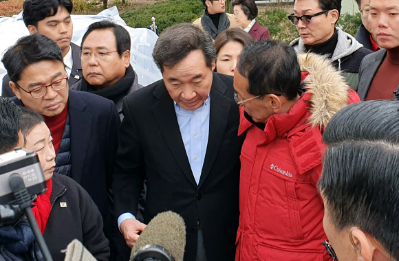 황교안 대표 농성 천막 방문한 이낙연 총리 - 이낙연 국무총리가 24일 서울 청와대 분수대 앞에서 단식 농성 중인 자유한국당 황교안 대표의 농성 천막을 방문해 주변을 지키던 자유한국당 김도읍 의원과 대화하고 있다. 2019.11.24 연합뉴스