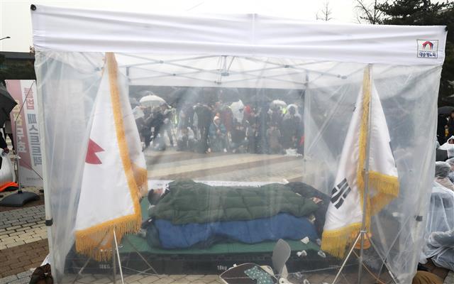 천막에 누원 의원총회 참석한 황교안 - 황교안 자유한국당 대표가 24일 오후 서울 종로구 청와대 분수대 앞에서 열린 비상의원총회에 마련된 천막에 누워 닷새째 단식투쟁을 이어가고 있다. 2019.11.24/뉴스1