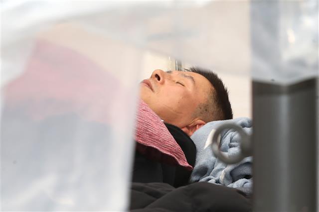 닷새째 단식으로 지친 황교안 대표 - 닷새째 단식투쟁을 이어가고 있는 황교안 자유한국당 대표가 24일 오전 서울 종로구 청와대 사랑채 앞 천막에 몸져누워 있다. 2019.11.24뉴스1