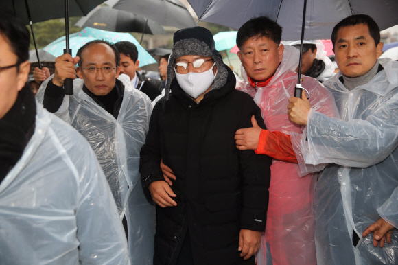 - 닷새째 단식투쟁을 이어가고 있는 황교안 자유한국당 대표가 24일 서울 종로구 청와대 분수대 앞에서 열린 비상의원총회에서 사랑채 앞 천막으로 이동하고 있다. 2019. 11.24 국회사진기자단