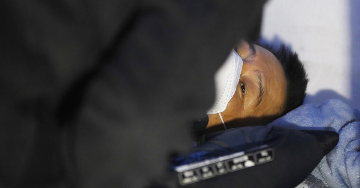 나경원 자유한국당 원내대표가 25일 서울 종로구 청와대 분수대 앞에서 이날로 6일째 단식 농성을 하고 있는 황교안(오른쪽) 대표를 방문해 안부를 묻고 있다. 2019. 11.25 김명국 선임기자 daunso@seoul.co.kr