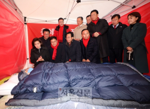 - 나경원 자유한국당 원내대표를 비롯한 의원들이 27일 오전 서울 청와대 분수대 앞 단식농성 천막에 7일째 단식농성 중인 황교안 자유한국당 대표를 찾아 안부를 묻고 있다. 2019. 11.26 정연호 기자 tpgod@seoul.co.kr