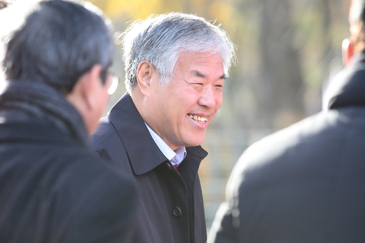 - 전광훈 목사(오른쪽 두번째)가 27일 오전 청와대 분수대 앞에서 8일째 단식 중인 자유한국당 황교안 대표를 만나기 위해 천막으로 향하고 있다. 2019.11.27 연합뉴스