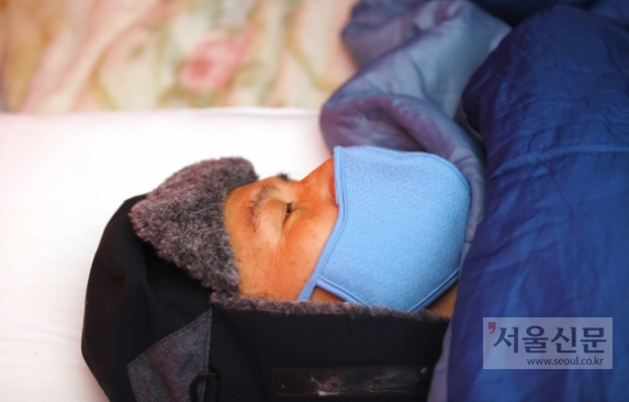 단식 8일 차 황교안 - 단식 8일 차를 맞은 자유한국당 황교안 대표가 27일 청와대 앞 분수대 광장 천막에서 나경원 원내대표 등 의원들을 만나고 있다. 2019. 11.27.박지환 기자 popocar@seoul.co.kr