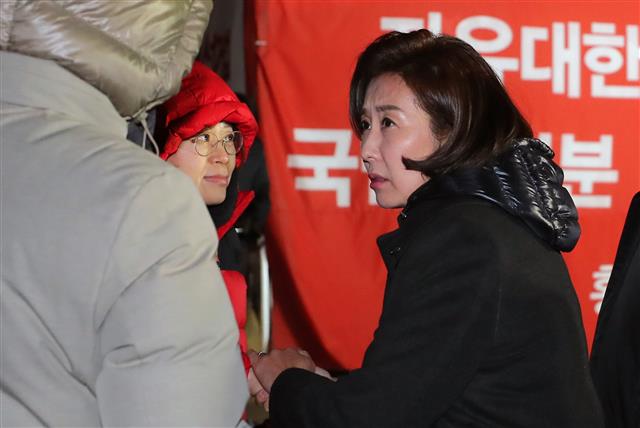 黃 단식 천막 찾은 나경원 - 나경원 자유한국당 원내대표가 27일 오후 서울 종로구 청와대 사랑채 앞 황교안 대표의 단식농성장을 방문하고 있다. 2019.11.27/뉴스1