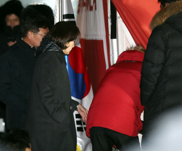 황교안 대표 천막 들어서는 나경원 원내대표 - 자유한국당 나경원 원내대표가 27일 저녁 황교안 대표가 단식 중인 청와대 사랑채 앞에 설치된 텐트로 들어가고 있다. 2019.11.27 연합뉴스